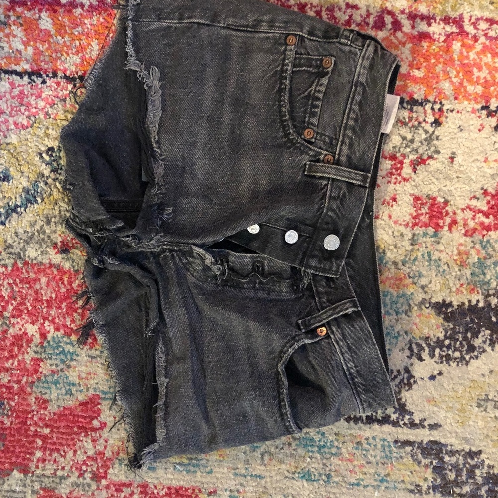 Mid rise Levi shorts